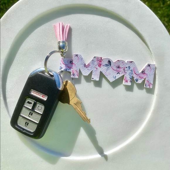 Handmade floral print “MOM” keychain - Picture 2 of 2